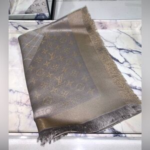 Authentic NWOT Louis Vuitton Greige Shine Monogram Scarf/Shawl M75121